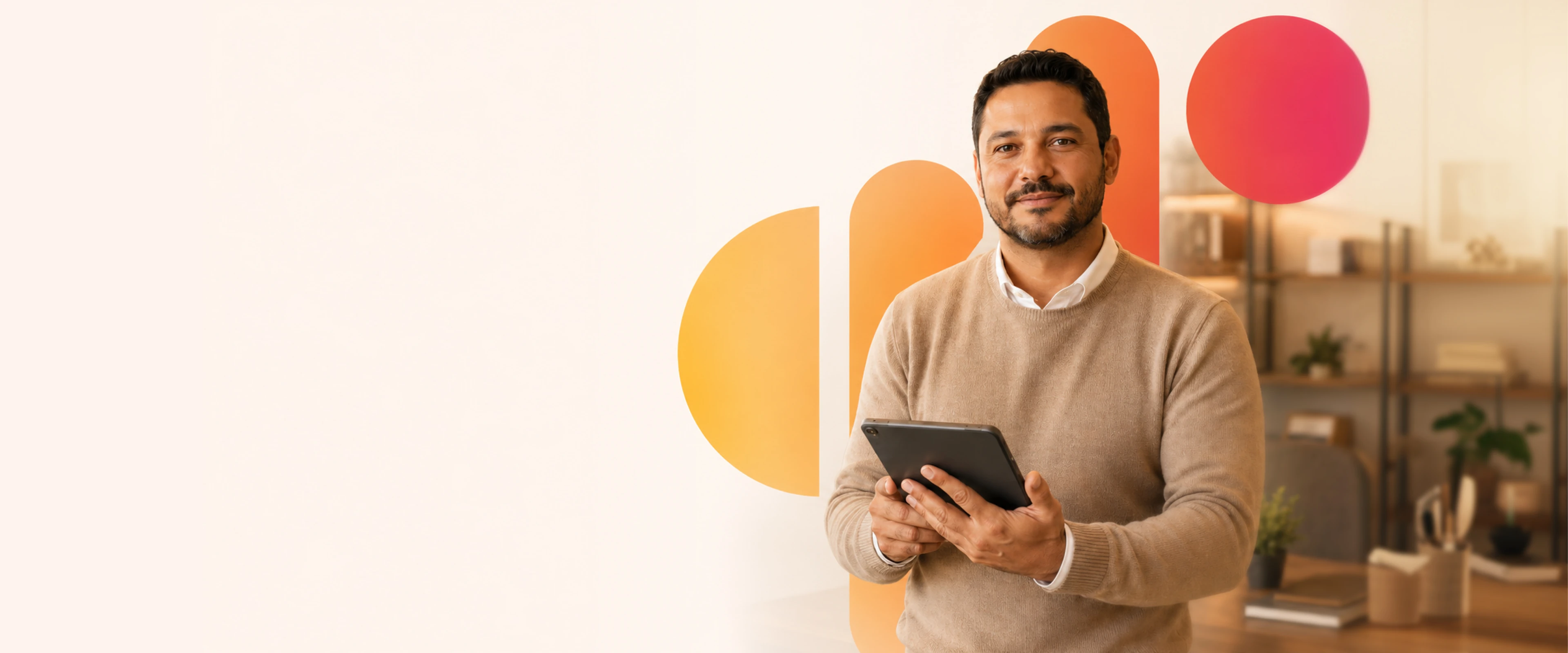 Profissional de um escritório contábil organizado segurando um tablet